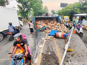 Truk Muat Kayu Terguling, Jalur Pantura Pasuruan Macet