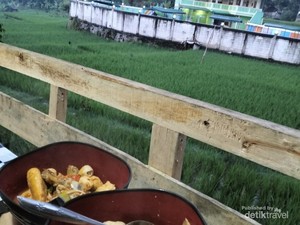 Surga Kuliner Pedas, Lokasinya di Tengah Sawah
