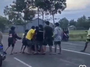 Viral Pria Dikeroyok Sekelompok Pemuda gegara Tegur Balap Liar di Sumenep