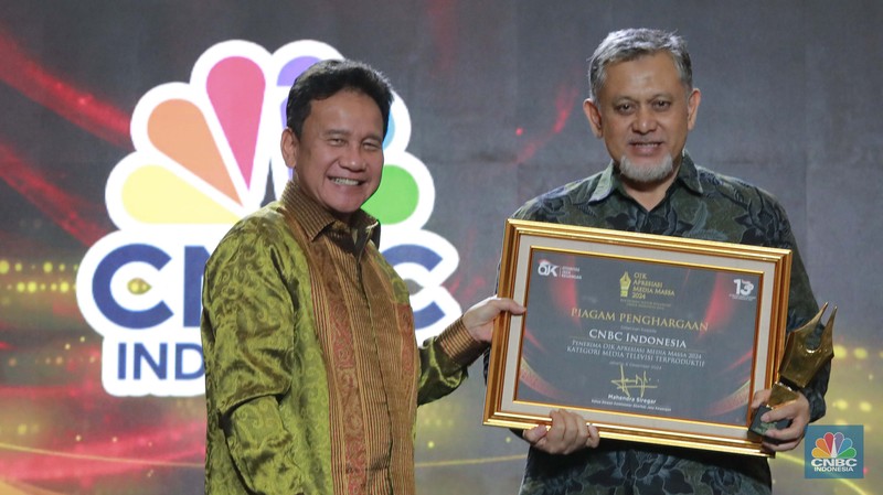 Wakil Ketua Dewan Komisioner OJK Mirza Adityaswara memberi penghargaan kepada Direktur CNBC Indonesia Shanta Curanggana dalam kategori Media Televisi Terproduktif untuk media CNBC Indonesia dalam acara OJK Apresiasi Media Massa 2024 di Hotel Ritz Carlton, Jakarta, Jumat (6/12/2024). Wakil Ketua Dewan Komisioner OJK Mirza Adityaswara memberi penghargaan kepada Direktur CNBC Indonesia Shanta Curanggana dalam kategori Media Televisi Terproduktif untuk media CNBC Indonesia dalam acara OJK Apresiasi Media Massa 2024 di Hotel Ritz Carlton, Jakarta, Jumat (6/12/2024). (CNBC Indonesia/Muhammad Sabki)