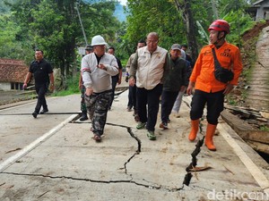 Waka DPR Cucun Cek Lokasi Pergeseran Tanah di Sukabumi, Pastikan Bantuan Aman