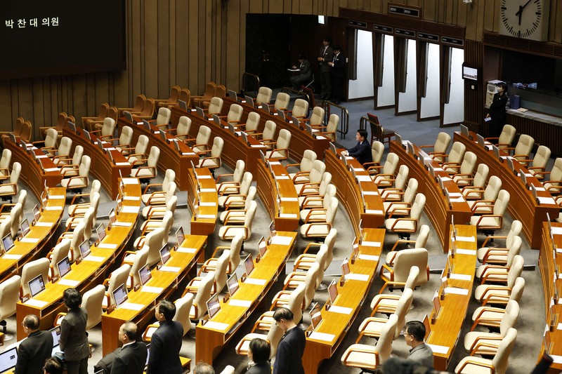 Para pengunjuk rasa meneriakkan slogan-slogan saat unjuk rasa yang menyerukan pemakzulan Presiden Korea Selatan Yoon Suk Yeol, yang mengumumkan darurat militer, yang kemudian dicabut beberapa jam kemudian, di depan Majelis Nasional di Seoul, Korea Selatan, 7 Desember 2024. (REUTERS/Kim Hong-Ji) Para pengunjuk rasa meneriakkan slogan-slogan saat unjuk rasa yang menyerukan pemakzulan Presiden Korea Selatan Yoon Suk Yeol, yang mengumumkan darurat militer, yang kemudian dicabut beberapa jam kemudian, di depan Majelis Nasional di Seoul, Korea Selatan, 7 Desember 2024. (REUTERS/Kim Hong-Ji)