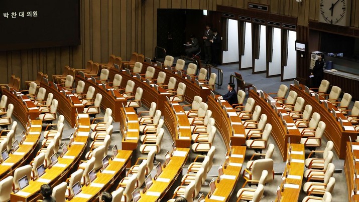 Anggota parlemen Ahn Cheol-soo duduk sendirian, satu-satunya anggota parlemen Partai Kekuatan Rakyat yang masih berada di ruang pemungutan suara, selama sesi pleno untuk pemungutan suara pemakzulan Presiden Yoon Suk Yeol di Majelis Nasional di Seoul, Korea Selatan, 07 Desember 2024. (via REUTERS/JEON HEON-KYUN / POOL)