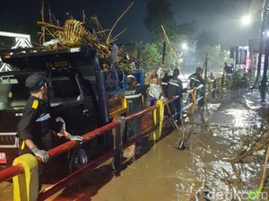 Tumpukan Sampah di Jembatan Buk Wedi Dibersihkan Antisipasi Sungai Meluap