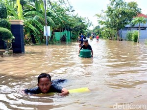 Video: Penampakan Banjir Rendam 19 Desa di Kabupaten Pasuruan