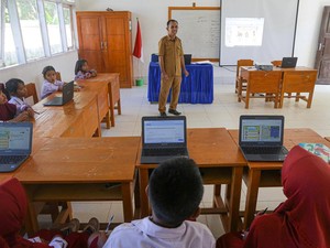 Dari Papan Tulis ke Layar Cahaya: SD di Pedalaman Konawe Menuju Era Digital