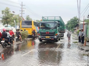 Dua Arah Jalur Pantura Rejoso Pasuruan Masih Tergenang, Lalin Macet Parah