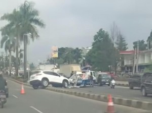 Mobil Tabrak Pembatas Jalan di Sentul gegara Pengemudi Tidak Konsentrasi