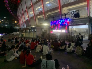 Acara Natal Tiberias 2024 Membeludak, Jemaat Nonton Layar di Luar Stadion