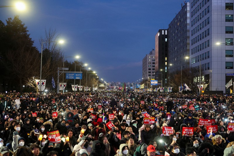 Para pengunjuk rasa meneriakkan slogan-slogan saat unjuk rasa yang menyerukan pemakzulan Presiden Korea Selatan Yoon Suk Yeol, yang mengumumkan darurat militer, yang kemudian dicabut beberapa jam kemudian, di depan Majelis Nasional di Seoul, Korea Selatan, 7 Desember 2024. (REUTERS/Kim Hong-Ji) Para pengunjuk rasa meneriakkan slogan-slogan saat unjuk rasa yang menyerukan pemakzulan Presiden Korea Selatan Yoon Suk Yeol, yang mengumumkan darurat militer, yang kemudian dicabut beberapa jam kemudian, di depan Majelis Nasional di Seoul, Korea Selatan, 7 Desember 2024. (REUTERS/Kim Hong-Ji)