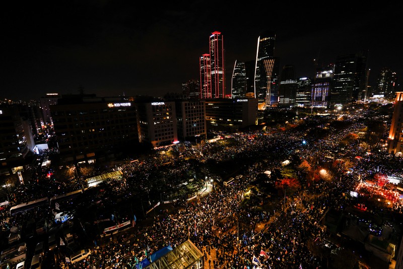 Para pengunjuk rasa meneriakkan slogan-slogan saat unjuk rasa yang menyerukan pemakzulan Presiden Korea Selatan Yoon Suk Yeol, yang mengumumkan darurat militer, yang kemudian dicabut beberapa jam kemudian, di depan Majelis Nasional di Seoul, Korea Selatan, 7 Desember 2024. (REUTERS/Kim Hong-Ji) Para pengunjuk rasa meneriakkan slogan-slogan saat unjuk rasa yang menyerukan pemakzulan Presiden Korea Selatan Yoon Suk Yeol, yang mengumumkan darurat militer, yang kemudian dicabut beberapa jam kemudian, di depan Majelis Nasional di Seoul, Korea Selatan, 7 Desember 2024. (REUTERS/Kim Hong-Ji)
