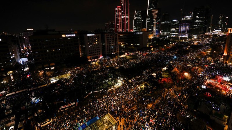 Para pengunjuk rasa meneriakkan slogan-slogan saat unjuk rasa yang menyerukan pemakzulan Presiden Korea Selatan Yoon Suk Yeol, yang mengumumkan darurat militer, yang kemudian dicabut beberapa jam kemudian, di depan Majelis Nasional di Seoul, Korea Selatan, 7 Desember 2024. (REUTERS/Kim Hong-Ji)