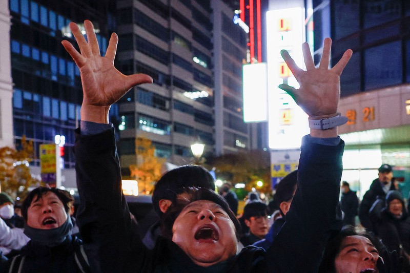 Para pengunjuk rasa meneriakkan slogan-slogan saat unjuk rasa yang menyerukan pemakzulan Presiden Korea Selatan Yoon Suk Yeol, yang mengumumkan darurat militer, yang kemudian dicabut beberapa jam kemudian, di depan Majelis Nasional di Seoul, Korea Selatan, 7 Desember 2024. (REUTERS/Kim Hong-Ji) Para pengunjuk rasa meneriakkan slogan-slogan saat unjuk rasa yang menyerukan pemakzulan Presiden Korea Selatan Yoon Suk Yeol, yang mengumumkan darurat militer, yang kemudian dicabut beberapa jam kemudian, di depan Majelis Nasional di Seoul, Korea Selatan, 7 Desember 2024. (REUTERS/Kim Hong-Ji)