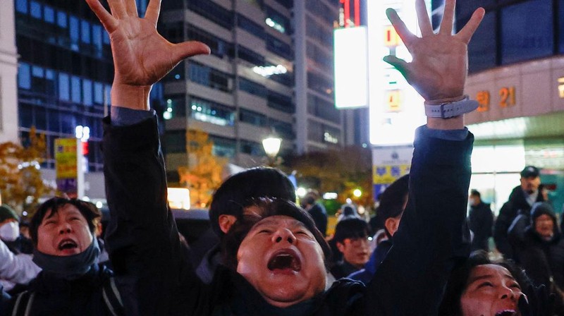 Para pengunjuk rasa meneriakkan slogan-slogan saat unjuk rasa yang menyerukan pemakzulan Presiden Korea Selatan Yoon Suk Yeol, yang mengumumkan darurat militer, yang kemudian dicabut beberapa jam kemudian, di depan Majelis Nasional di Seoul, Korea Selatan, 7 Desember 2024. (REUTERS/Kim Hong-Ji)