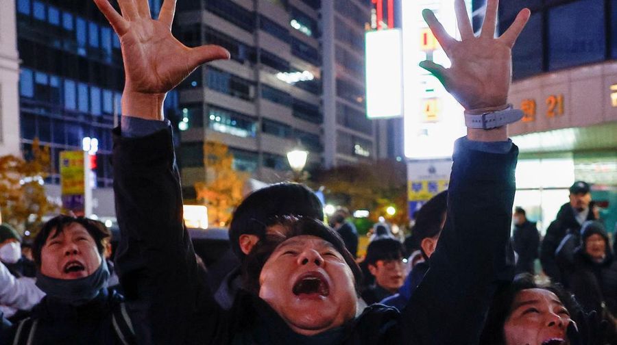Para pengunjuk rasa meneriakkan slogan-slogan saat unjuk rasa yang menyerukan pemakzulan Presiden Korea Selatan Yoon Suk Yeol, yang mengumumkan darurat militer, yang kemudian dicabut beberapa jam kemudian, di depan Majelis Nasional di Seoul, Korea Selatan, 7 Desember 2024. (REUTERS/Kim Kyung-Hoon) Para pengunjuk rasa meneriakkan slogan-slogan saat unjuk rasa yang menyerukan pemakzulan Presiden Korea Selatan Yoon Suk Yeol, yang mengumumkan darurat militer, yang kemudian dicabut beberapa jam kemudian, di depan Majelis Nasional di Seoul, Korea Selatan, 7 Desember 2024. (REUTERS/Kim Kyung-Hoon)