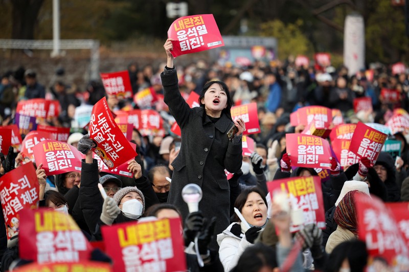 Para pengunjuk rasa meneriakkan slogan-slogan saat unjuk rasa yang menyerukan pemakzulan Presiden Korea Selatan Yoon Suk Yeol, yang mengumumkan darurat militer, yang kemudian dicabut beberapa jam kemudian, di depan Majelis Nasional di Seoul, Korea Selatan, 7 Desember 2024. (REUTERS/Kim Hong-Ji) Para pengunjuk rasa meneriakkan slogan-slogan saat unjuk rasa yang menyerukan pemakzulan Presiden Korea Selatan Yoon Suk Yeol, yang mengumumkan darurat militer, yang kemudian dicabut beberapa jam kemudian, di depan Majelis Nasional di Seoul, Korea Selatan, 7 Desember 2024. (REUTERS/Kim Hong-Ji)