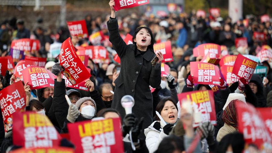 Para pengunjuk rasa meneriakkan slogan-slogan saat unjuk rasa yang menyerukan pemakzulan Presiden Korea Selatan Yoon Suk Yeol, yang mengumumkan darurat militer, yang kemudian dicabut beberapa jam kemudian, di depan Majelis Nasional di Seoul, Korea Selatan, 7 Desember 2024. (REUTERS/Kim Hong-Ji)