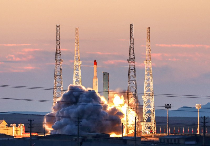 Peluncuran roket Iran, Simorgh, yang membawa tiga satelit di lokasi yang dirahasiakan di Iran dalam gambar selebaran yang diperoleh pada tanggal 6 Desember 2024. (via REUTERS/WANA NEWS AGENCY)