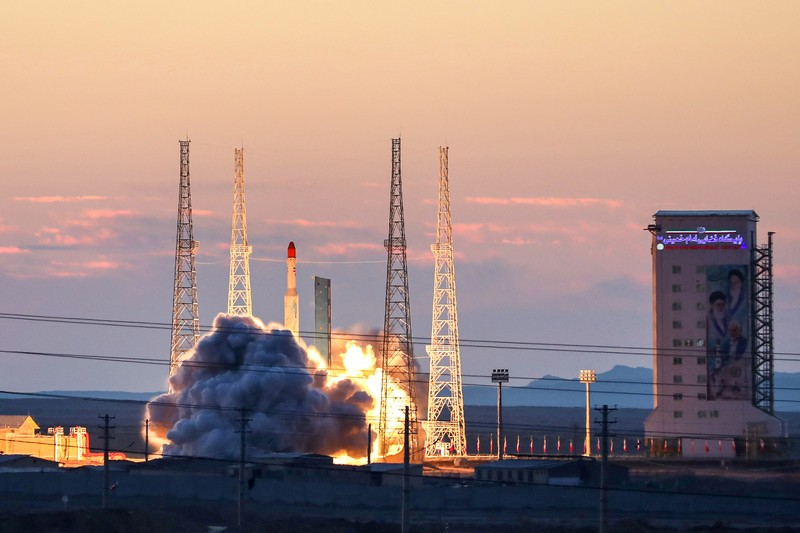 Peluncuran roket Iran, Simorgh, yang membawa tiga satelit di lokasi yang dirahasiakan di Iran dalam gambar selebaran yang diperoleh pada tanggal 6 Desember 2024. (via REUTERS/WANA NEWS AGENCY)