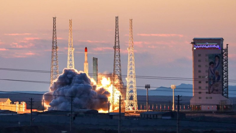 Peluncuran roket Iran, Simorgh, yang membawa tiga satelit di lokasi yang dirahasiakan di Iran dalam gambar selebaran yang diperoleh pada tanggal 6 Desember 2024. (via REUTERS/WANA NEWS AGENCY)