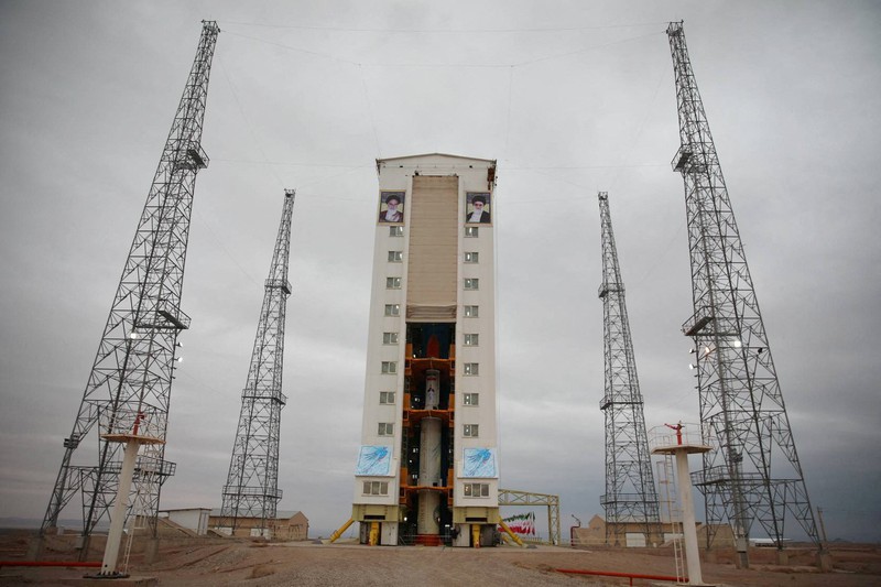 Peluncuran roket Iran, Simorgh, yang membawa tiga satelit di lokasi yang dirahasiakan di Iran dalam gambar selebaran yang diperoleh pada tanggal 6 Desember 2024. (via REUTERS/WANA NEWS AGENCY) Peluncuran roket Iran, Simorgh, yang membawa tiga satelit di lokasi yang dirahasiakan di Iran dalam gambar selebaran yang diperoleh pada tanggal 6 Desember 2024. (via REUTERS/WANA NEWS AGENCY)