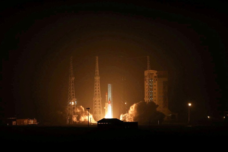 Peluncuran roket Iran, Simorgh, yang membawa tiga satelit di lokasi yang dirahasiakan di Iran dalam gambar selebaran yang diperoleh pada tanggal 6 Desember 2024. (via REUTERS/WANA NEWS AGENCY)