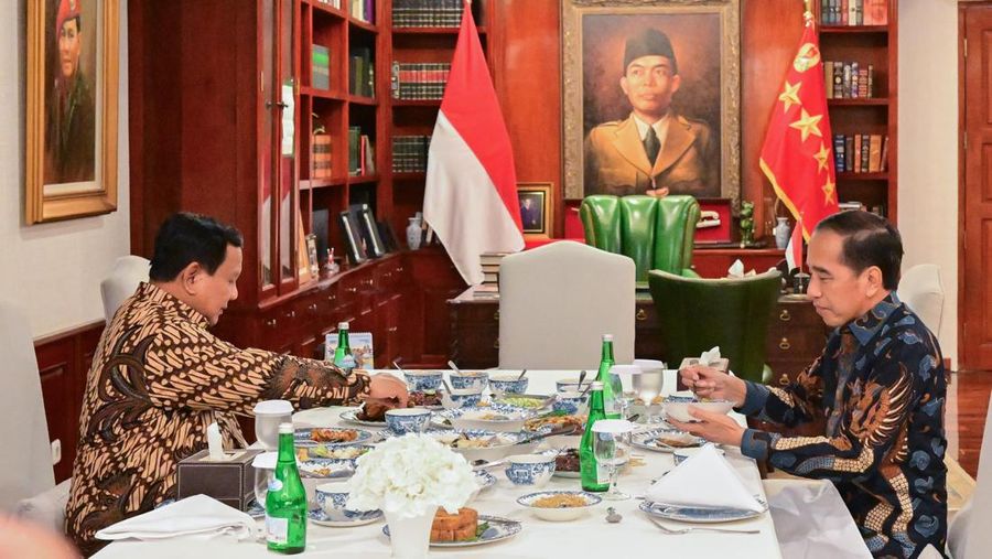 Presiden Prabowo Subianto bertemu dengan Presiden ke-7 Republik Indonesia Joko Widodo di kediamannya di Kertanegara, Jakarta, pada Jumat, 6 Desember 2024. Pertemuan keduanya dengan agenda makan malam bersama digelar dalam suasana santai dan penuh keakraban. (Dok: Biro Pers, Media, dan Informasi Sekretariat Presiden)