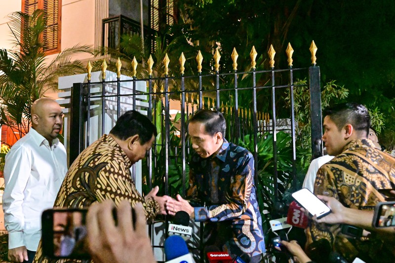 Presiden Prabowo Subianto bertemu dengan Presiden ke-7 Republik Indonesia Joko Widodo di kediamannya di Kertanegara, Jakarta, pada Jumat, 6 Desember 2024. Pertemuan keduanya dengan agenda makan malam bersama digelar dalam suasana santai dan penuh keakraban. (Dok: Biro Pers, Media, dan Informasi Sekretariat Presiden) Presiden Prabowo Subianto bertemu dengan Presiden ke-7 Republik Indonesia Joko Widodo di kediamannya di Kertanegara, Jakarta, pada Jumat, 6 Desember 2024. Pertemuan keduanya dengan agenda makan malam bersama digelar dalam suasana santai dan penuh keakraban. (Dok: Biro Pers, Media, dan Informasi Sekretariat Presiden)