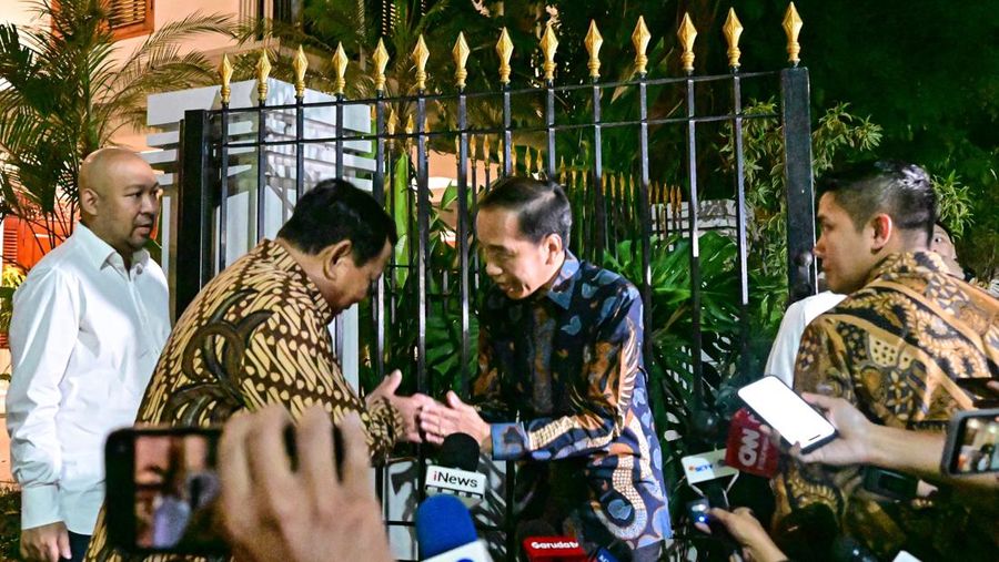 Presiden Prabowo Subianto bertemu dengan Presiden ke-7 Republik Indonesia Joko Widodo di kediamannya di Kertanegara, Jakarta, pada Jumat, 6 Desember 2024. Pertemuan keduanya dengan agenda makan malam bersama digelar dalam suasana santai dan penuh keakraban. (Dok: Biro Pers, Media, dan Informasi Sekretariat Presiden)