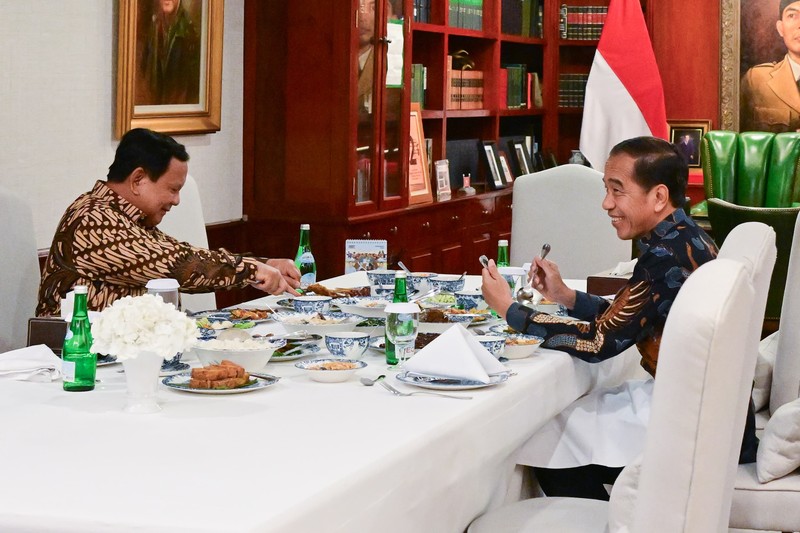 Presiden Prabowo Subianto bertemu dengan Presiden ke-7 Republik Indonesia Joko Widodo di kediamannya di Kertanegara, Jakarta, pada Jumat, 6 Desember 2024. Pertemuan keduanya dengan agenda makan malam bersama digelar dalam suasana santai dan penuh keakraban. (Dok: Biro Pers, Media, dan Informasi Sekretariat Presiden)