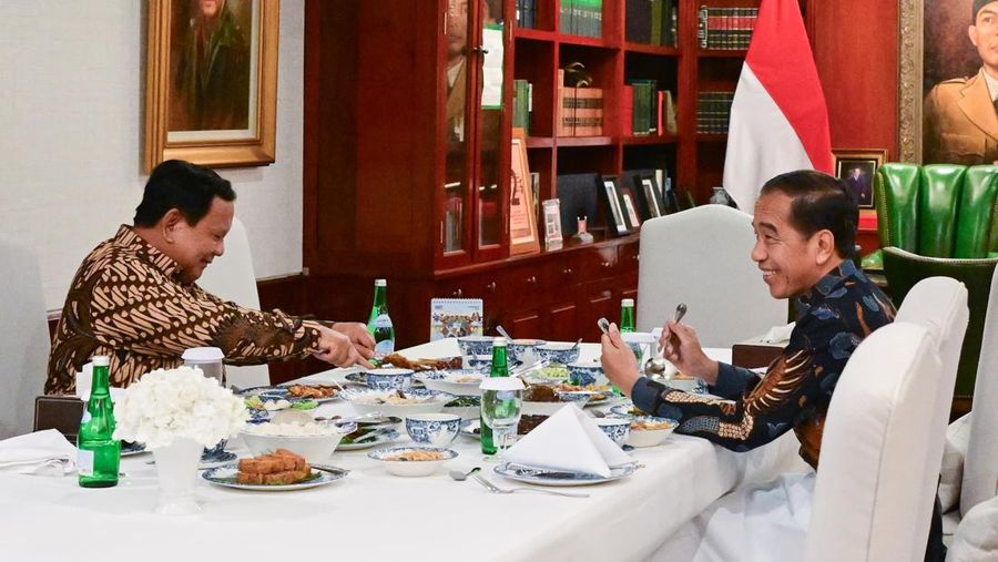 Presiden Prabowo Subianto bertemu dengan Presiden ke-7 Republik Indonesia Joko Widodo di kediamannya di Kertanegara, Jakarta, pada Jumat, 6 Desember 2024. Pertemuan keduanya dengan agenda makan malam bersama digelar dalam suasana santai dan penuh keakraban. (Dok: Biro Pers, Media, dan Informasi Sekretariat Presiden)