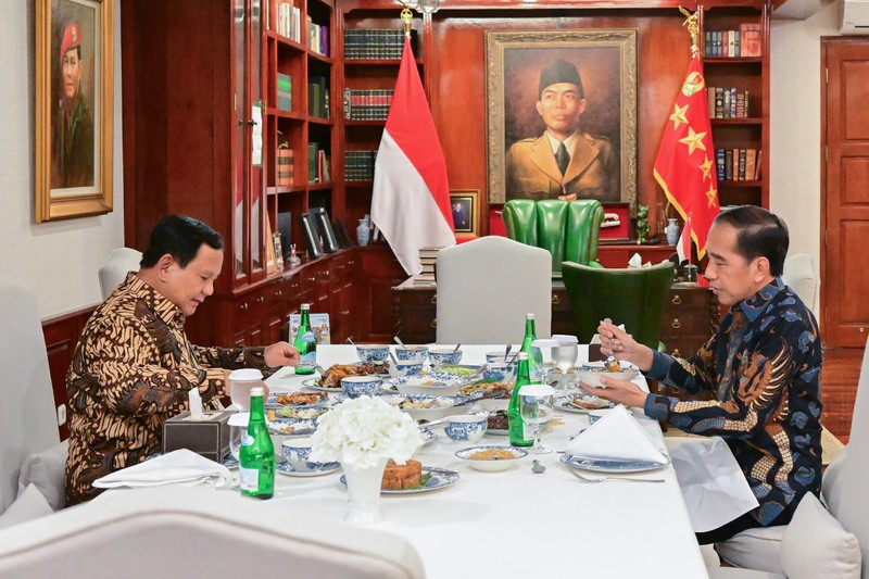 Presiden Prabowo Subianto bertemu dengan Presiden ke-7 Republik Indonesia Joko Widodo di kediamannya di Kertanegara, Jakarta, pada Jumat, 6 Desember 2024. Pertemuan keduanya dengan agenda makan malam bersama digelar dalam suasana santai dan penuh keakraban. (Dok: Biro Pers, Media, dan Informasi Sekretariat Presiden)