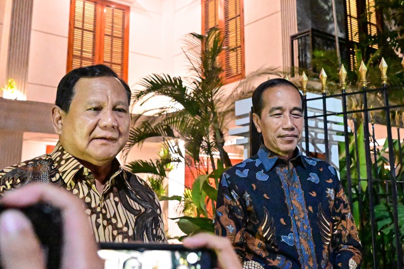 Presiden Prabowo Subianto bertemu dengan Presiden ke-7 Republik Indonesia Joko Widodo di kediamannya di Kertanegara, Jakarta, pada Jumat, 6 Desember 2024. Pertemuan keduanya dengan agenda makan malam bersama digelar dalam suasana santai dan penuh keakraban. (Dok: Biro Pers, Media, dan Informasi Sekretariat Presiden)