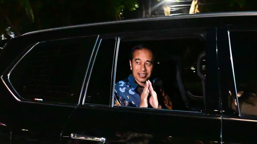 Presiden Prabowo Subianto bertemu dengan Presiden ke-7 Republik Indonesia Joko Widodo di kediamannya di Kertanegara, Jakarta, pada Jumat, 6 Desember 2024. Pertemuan keduanya dengan agenda makan malam bersama digelar dalam suasana santai dan penuh keakraban. (Dok: Biro Pers, Media, dan Informasi Sekretariat Presiden)