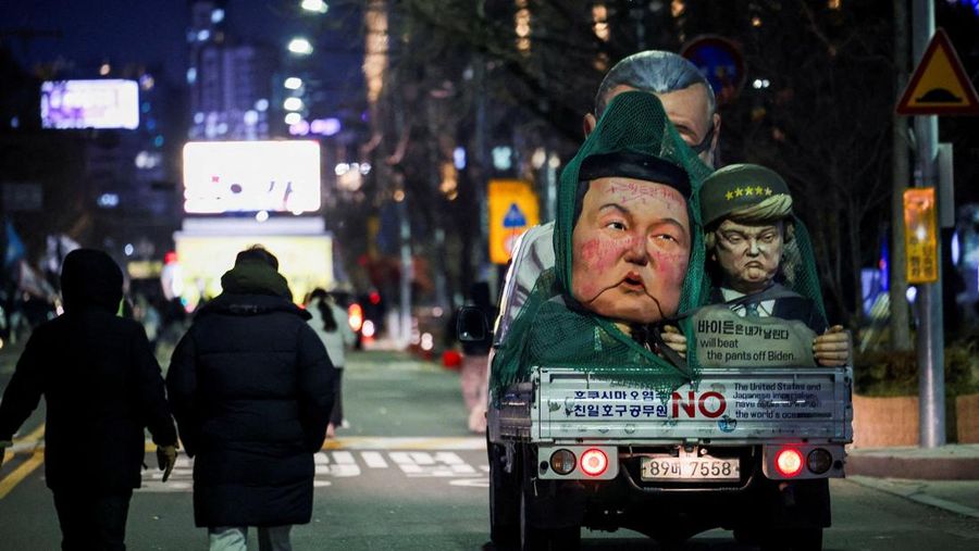 Demonstran menghadiri aksi protes di luar gedung parlemen Korea Selatan (Korsel), saat sidang pleno untuk voting pemakzulan Presiden Yoon Suk Yeol digelar. Dalam aksinya, para demonstran menuntut Yoon untuk segera mundur dari jabatannya. (REUTERS/Kim Hong-Ji)