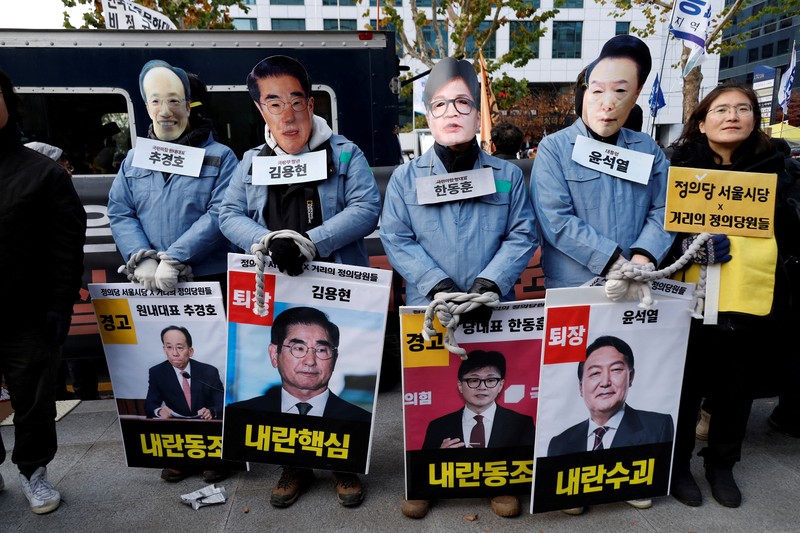 Demonstran menghadiri aksi protes di luar gedung parlemen Korea Selatan (Korsel), saat sidang pleno untuk voting pemakzulan Presiden Yoon Suk Yeol digelar. Dalam aksinya, para demonstran menuntut Yoon untuk segera mundur dari jabatannya. (REUTERS/Kim Kyung-Hoon)