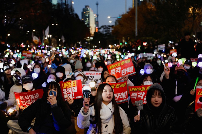 Demonstran menghadiri aksi protes di luar gedung parlemen Korea Selatan (Korsel), saat sidang pleno untuk voting pemakzulan Presiden Yoon Suk Yeol digelar. Dalam aksinya, para demonstran menuntut Yoon untuk segera mundur dari jabatannya. (REUTERS/Kim Kyung-Hoon)
