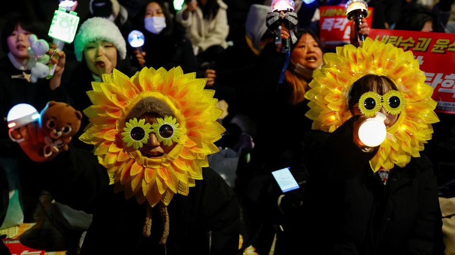 Demonstran menghadiri aksi protes di luar gedung parlemen Korea Selatan (Korsel), saat sidang pleno untuk voting pemakzulan Presiden Yoon Suk Yeol digelar. Dalam aksinya, para demonstran menuntut Yoon untuk segera mundur dari jabatannya. (REUTERS/Kim Kyung-Hoon) Demonstran menghadiri aksi protes di luar gedung parlemen Korea Selatan (Korsel), saat sidang pleno untuk voting pemakzulan Presiden Yoon Suk Yeol digelar. Dalam aksinya, para demonstran menuntut Yoon untuk segera mundur dari jabatannya. (REUTERS/Kim Kyung-Hoon)