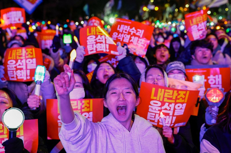 Demonstran menghadiri aksi protes di luar gedung parlemen Korea Selatan (Korsel), saat sidang pleno untuk voting pemakzulan Presiden Yoon Suk Yeol digelar. Dalam aksinya, para demonstran menuntut Yoon untuk segera mundur dari jabatannya. (REUTERS/Kim Kyung-Hoon)