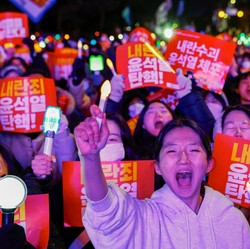 Serba - Serbi Demo Korsel : Fans Kpop - Kaum Rebahan Turun ke Jalan