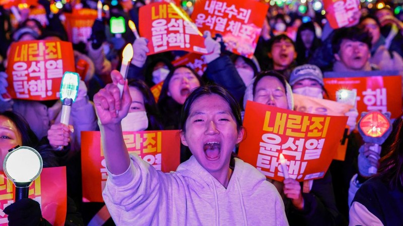 Demonstran menghadiri aksi protes di luar gedung parlemen Korea Selatan (Korsel), saat sidang pleno untuk voting pemakzulan Presiden Yoon Suk Yeol digelar. Dalam aksinya, para demonstran menuntut Yoon untuk segera mundur dari jabatannya. (REUTERS/Kim Kyung-Hoon)