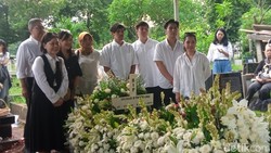 Sendu di Pemakaman Aktor Senior Joshua Pandelaki, Keluarga Sangat Kehilangan