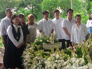 Sendu di Pemakaman Aktor Senior Joshua Pandelaki, Keluarga Sangat Kehilangan