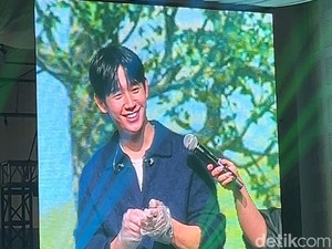 Jung Hae In Bikin Klepon di Panggung Fanmeeting!
