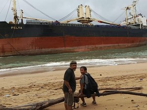 Kemenhub Selamatkan Awak Kapal yang Terdampar di Pantai Ujung Kulon