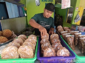 Gurih Renyah! Peyek Yutuk Khas Cilacap yang Dibuat dari Kecoa Laut