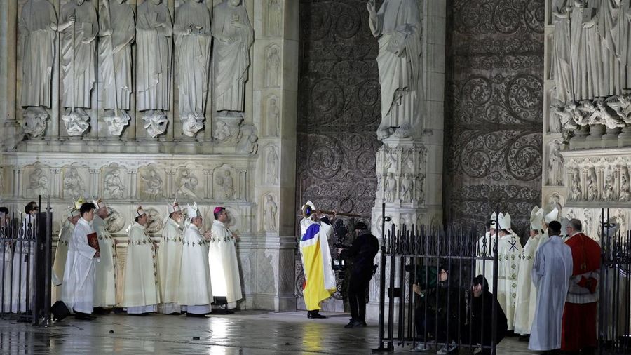 Lima tahun setelah kebakaran dahsyat yang meluluhlantakkan Katedral Notre Dame di Paris, landmark ikonis yang merupakan Situs Warisan Dunia UNESCO 2019 ini kembali dibuka untuk publik. (REUTERS/Christian Hartmann)