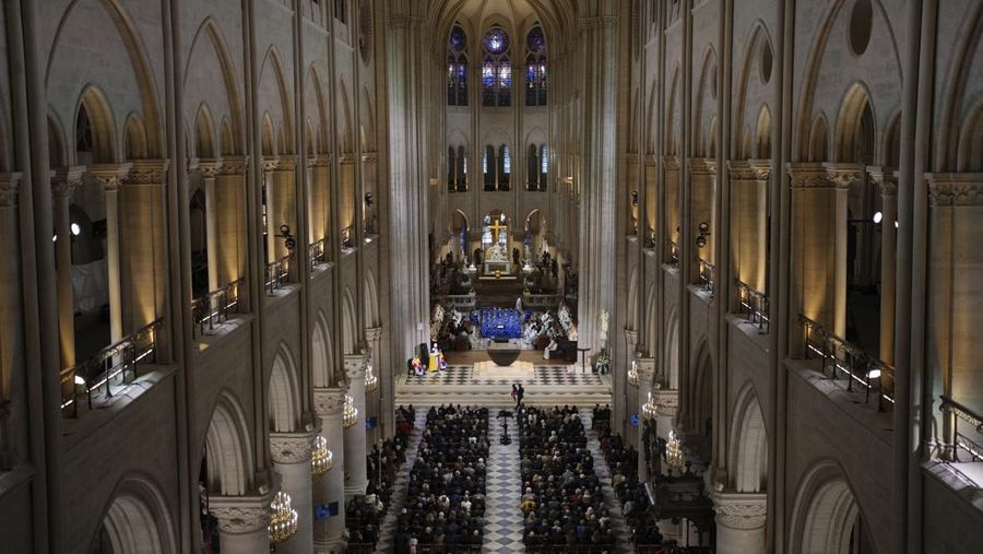Lima tahun setelah kebakaran dahsyat yang meluluhlantakkan Katedral Notre Dame di Paris, landmark ikonis yang merupakan Situs Warisan Dunia UNESCO 2019 ini kembali dibuka untuk publik. (REUTERS/Christian Hartmann)