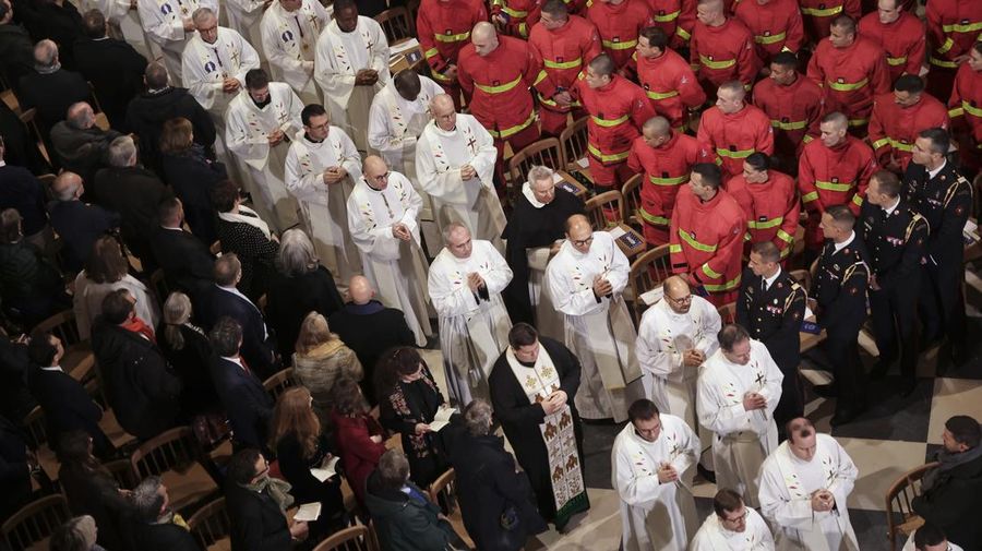 Lima tahun setelah kebakaran dahsyat yang meluluhlantakkan Katedral Notre Dame di Paris, landmark ikonis yang merupakan Situs Warisan Dunia UNESCO 2019 ini kembali dibuka untuk publik. (REUTERS/Christian Hartmann)