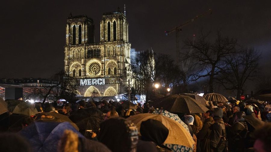 Lima tahun setelah kebakaran dahsyat yang meluluhlantakkan Katedral Notre Dame di Paris, landmark ikonis yang merupakan Situs Warisan Dunia UNESCO 2019 ini kembali dibuka untuk publik. (REUTERS/Christian Hartmann)
